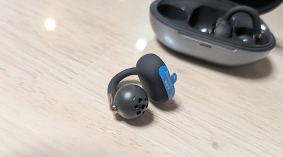 イヤホンを取り出す