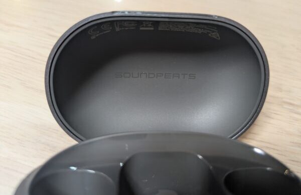 ケースを開けるとBluetoothに接続される